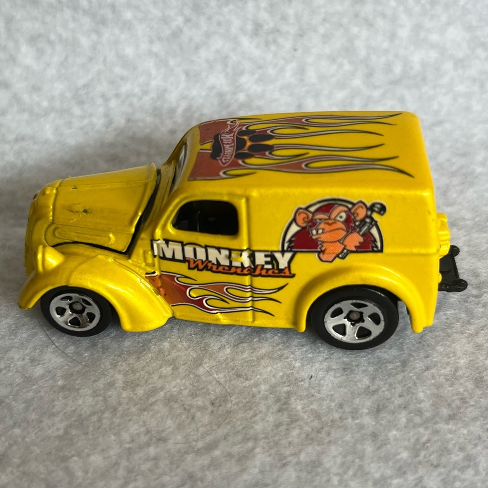 1999 HOT WHEELS FORD ANGLIA PANEL TRUCK HOT ROD 1:64 YELLOW DIECAST OPENING HOOD